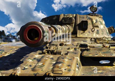 Kampfpanzer und Technologie. Militärtechnologie. Breites Bild für Banner und Werbung. Die Mündung des Tanks in Nahaufnahme Stockfoto