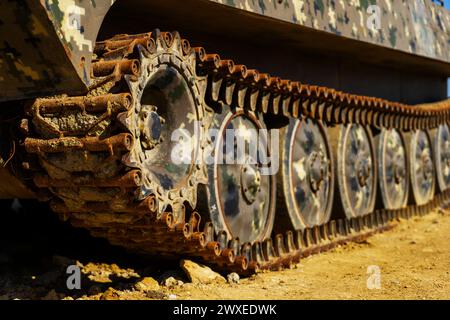 Kampfpanzer und Technologie. Militärtechnologie. Breites Bild für Banner und Werbung. Raupen im Nahaufnahme. Stockfoto