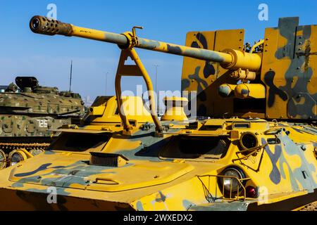 Kampfpanzer und Technologie. Militärtechnologie. Breites Bild für Banner und Werbung Stockfoto