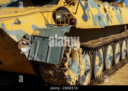 Kampfpanzer und Technologie. Militärtechnologie. Breites Bild für Banner und Werbung. Raupen im Nahaufnahme. Stockfoto