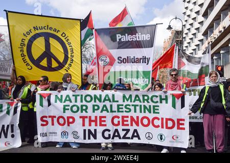 London, Großbritannien. 30. März 2024. Demonstranten halten während des marsches auf dem Russell Square Pro-Palästina-Banner. Zehntausende von Menschen marschierten solidarisch mit Palästina in Zentral-London und riefen zu einem Waffenstillstand während des Krieges zwischen Israel und der Hamas auf. Quelle: SOPA Images Limited/Alamy Live News Stockfoto