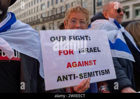 The Strand, London, Großbritannien. 30. März 2024. Während der Konflikt zwischen Israel und der Hamas anhält, findet ein Protest gegen die Eskalation der militärischen Aktionen im Gazastreifen statt. Organisiert von Gruppen wie der palästinensischen Solidaritätskampagne und der „Stop the war Coalition“ mit dem Titel „nationale Demonstration“ und mit Aufrufen zu „Stop the Genocide“, „Ceasefire Now“ und „Free Palestine“, brachen die Demonstranten vom Russell Square auf, bevor sie zum Trafalgar Square fuhren. Sie haben einen israelischen Gegenprotest von The Strand abgegeben. Antisemitismus-Plakette Stockfoto