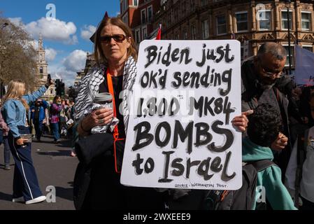 The Strand, London, Großbritannien. 30. März 2024. Während der Konflikt zwischen Israel und der Hamas anhält, findet ein Protest gegen die Eskalation der militärischen Aktionen im Gazastreifen statt. Organisiert von Gruppen wie der palästinensischen Solidaritätskampagne und der „Stop the war Coalition“ mit dem Titel „nationale Demonstration“ und mit Aufrufen zu „Stop the Genocide“, „Ceasefire Now“ und „Free Palestine“, brachen die Demonstranten vom Russell Square auf, bevor sie zum Trafalgar Square fuhren. Plakette mit Verweis auf die USA Mark 84 Bombenwaffen an Israel Stockfoto