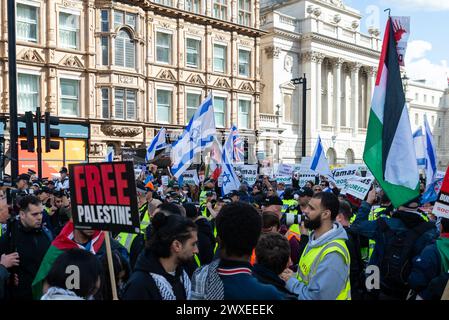 The Strand, London, Großbritannien. 30. März 2024. Während der Konflikt zwischen Israel und der Hamas anhält, findet ein Protest gegen die Eskalation der militärischen Aktionen im Gazastreifen statt. Organisiert von Gruppen wie der palästinensischen Solidaritätskampagne und der „Stop the war Coalition“ mit dem Titel „nationale Demonstration“ und mit Aufrufen zu „Stop the Genocide“, „Ceasefire Now“ und „Free Palestine“, brachen die Demonstranten vom Russell Square auf, bevor sie zum Trafalgar Square fuhren. Sie haben einen israelischen Gegenprotest von The Strand abgegeben Stockfoto