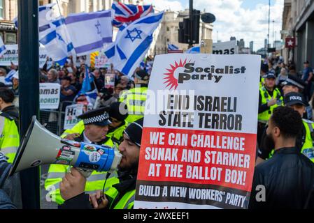 The Strand, London, Großbritannien. 30. März 2024. Während der Konflikt zwischen Israel und der Hamas anhält, findet ein Protest gegen die Eskalation der militärischen Aktionen im Gazastreifen statt. Organisiert von Gruppen wie der palästinensischen Solidaritätskampagne und der „Stop the war Coalition“ mit dem Titel „nationale Demonstration“ und mit Aufrufen zu „Stop the Genocide“, „Ceasefire Now“ und „Free Palestine“, brachen die Demonstranten vom Russell Square auf, bevor sie zum Trafalgar Square fuhren. Sie haben einen israelischen Gegenprotest von The Strand abgegeben Stockfoto