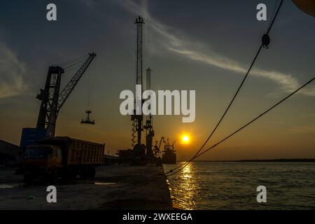 Indonesische Produktivitätsaktivitäten werden am 28. März 2024 im Hafen von Belawan, Medan, Nord-Sumatra, Indonesien, in Silhouette gesehen. Farid Chairmawan, Vice President of Corporate Communications von PT Pelindo Multi Terminal Belawan, sagte, PT Pelindo Multi Terminal (SPMT), eine Unterholding von PT Pelabuhan Indonesia (Persero) oder Pelindo tätige im Hafensegment im Bereich des Betriebs von nicht-Container-Terminals in Indonesien. Um den Dienstleistungsnutzern erstklassige Dienstleistungen zu bieten, setzt sich die SPMT Group weiterhin für die Umgestaltung der 25 Terminals in den Häfen ein, die sie in ganz Indonesien verwaltet Stockfoto