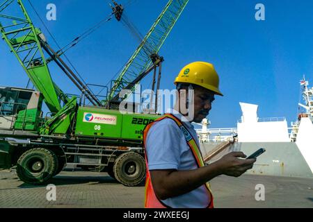 Vice President of Corporate Communications von PT Pelindo Multi Terminal Belawan, Farid Chairmawan sah bei der Überwachung der indonesischen wirtschaftlichen Produktivitätsaktivitäten im Hafen von Belawan, Medan, Nord-Sumatra, Indonesien am 28. März 2024. Farid Chairmawan sagte, PT Pelindo Multi Terminal (SPMT), eine Unterholding von PT Pelabuhan Indonesia (Persero) oder Pelindo tätige im Hafensegment auf dem Gebiet des Betriebs von nicht-Container-Terminals in Indonesien. Um Servicenutzern erstklassige Dienstleistungen zu bieten, setzt sich die SPMT Group weiterhin für die Umgestaltung der 25 Terminals an den von ihr verwalteten Häfen ein Stockfoto