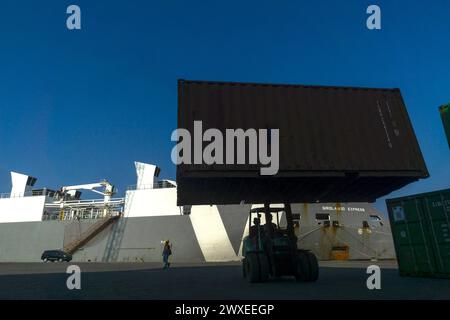 Indonesische Produktivitätsaktivitäten werden am 28. März 2024 im Hafen von Belawan, Medan, Nord-Sumatra, Indonesien, in Silhouette gesehen. Farid Chairmawan, Vice President of Corporate Communications von PT Pelindo Multi Terminal Belawan, sagte, PT Pelindo Multi Terminal (SPMT), eine Unterholding von PT Pelabuhan Indonesia (Persero) oder Pelindo tätige im Hafensegment im Bereich des Betriebs von nicht-Container-Terminals in Indonesien. Um den Dienstleistungsnutzern erstklassige Dienstleistungen zu bieten, setzt sich die SPMT Group weiterhin für die Umgestaltung der 25 Terminals in den Häfen ein, die sie in ganz Indonesien verwaltet Stockfoto