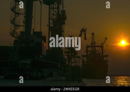 Indonesische Produktivitätsaktivitäten werden am 28. März 2024 im Hafen von Belawan, Medan, Nord-Sumatra, Indonesien, in Silhouette gesehen. Farid Chairmawan, Vice President of Corporate Communications von PT Pelindo Multi Terminal Belawan, sagte, PT Pelindo Multi Terminal (SPMT), eine Unterholding von PT Pelabuhan Indonesia (Persero) oder Pelindo tätige im Hafensegment im Bereich des Betriebs von nicht-Container-Terminals in Indonesien. Um den Dienstleistungsnutzern erstklassige Dienstleistungen zu bieten, setzt sich die SPMT Group weiterhin für die Umgestaltung der 25 Terminals in den Häfen ein, die sie in ganz Indonesien verwaltet Stockfoto