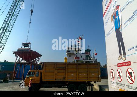 Indonesische Produktivitätsaktivitäten wurden am 29. März 2024 im Hafen von Belawan, Medan, Nord-Sumatra, Indonesien gesehen. Farid Chairmawan, Vice President of Corporate Communications von PT Pelindo Multi Terminal Belawan, sagte, PT Pelindo Multi Terminal (SPMT), eine Unterholding von PT Pelabuhan Indonesia (Persero) oder Pelindo tätige im Hafensegment im Bereich des Betriebs von nicht-Container-Terminals in Indonesien. Um den Dienstleistungsnutzern erstklassige Dienstleistungen zu bieten, setzt sich die SPMT Group weiterhin für die Umgestaltung der 25 Terminals in den Häfen ein, die sie in ganz Indonesien verwaltet, unter Bezugnahme auf si Stockfoto
