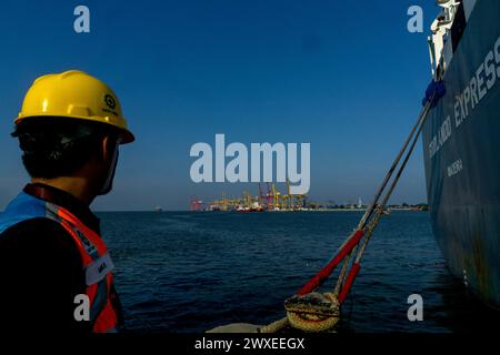Indonesische Produktivitätsaktivitäten wurden am 29. März 2024 im Hafen von Belawan, Medan, Nord-Sumatra, Indonesien gesehen. Farid Chairmawan, Vice President of Corporate Communications von PT Pelindo Multi Terminal Belawan, sagte, PT Pelindo Multi Terminal (SPMT), eine Unterholding von PT Pelabuhan Indonesia (Persero) oder Pelindo tätige im Hafensegment im Bereich des Betriebs von nicht-Container-Terminals in Indonesien. Um den Dienstleistungsnutzern erstklassige Dienstleistungen zu bieten, setzt sich die SPMT Group weiterhin für die Umgestaltung der 25 Terminals in den Häfen ein, die sie in ganz Indonesien verwaltet, unter Bezugnahme auf si Stockfoto
