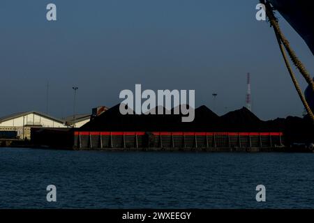 Indonesische Produktivitätsaktivitäten im Hafen von Belawan, Medan, Nord-Sumatra, Indonesien, am 28. März 2024. Farid Chairmawan, Vice President of Corporate Communications von PT Pelindo Multi Terminal Belawan, sagte, PT Pelindo Multi Terminal (SPMT), eine Unterholding von PT Pelabuhan Indonesia (Persero) oder Pelindo tätige im Hafensegment im Bereich des Betriebs von nicht-Container-Terminals in Indonesien. Um den Dienstleistungsnutzern erstklassige Dienstleistungen zu bieten, setzt sich die SPMT-Gruppe weiterhin für die Umgestaltung der 25 Terminals in den Häfen ein, die sie in ganz Indonesien verwaltet, und bezieht sich dabei auf die sechs Säulen Stockfoto