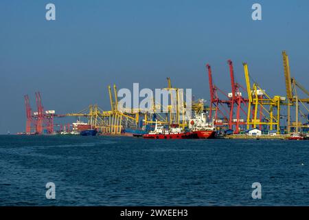 Indonesische Produktivitätsaktivitäten im Hafen von Belawan, Medan, Nord-Sumatra, Indonesien, am 28. März 2024. Farid Chairmawan, Vice President of Corporate Communications von PT Pelindo Multi Terminal Belawan, sagte, PT Pelindo Multi Terminal (SPMT), eine Unterholding von PT Pelabuhan Indonesia (Persero) oder Pelindo tätige im Hafensegment im Bereich des Betriebs von nicht-Container-Terminals in Indonesien. Um den Dienstleistungsnutzern erstklassige Dienstleistungen zu bieten, setzt sich die SPMT-Gruppe weiterhin für die Umgestaltung der 25 Terminals in den Häfen ein, die sie in ganz Indonesien verwaltet, und bezieht sich dabei auf die sechs Säulen Stockfoto