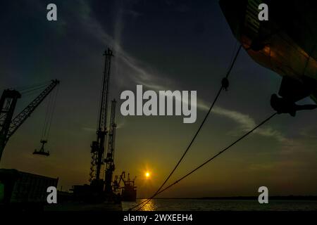 Indonesische Produktivitätsaktivitäten werden am 28. März 2024 im Hafen von Belawan, Medan, Nord-Sumatra, Indonesien, in Silhouette gesehen. Farid Chairmawan, Vice President of Corporate Communications von PT Pelindo Multi Terminal Belawan, sagte, PT Pelindo Multi Terminal (SPMT), eine Unterholding von PT Pelabuhan Indonesia (Persero) oder Pelindo tätige im Hafensegment im Bereich des Betriebs von nicht-Container-Terminals in Indonesien. Um den Dienstleistungsnutzern erstklassige Dienstleistungen zu bieten, setzt sich die SPMT Group weiterhin für die Umgestaltung der 25 Terminals in den Häfen ein, die sie in ganz Indonesien verwaltet Stockfoto