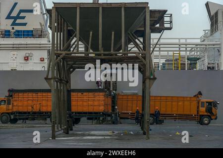 Indonesische Produktivitätsaktivitäten wurden am 28. März 2024 im Hafen von Belawan, Medan, Nord-Sumatra, Indonesien gesehen. Farid Chairmawan, Vice President of Corporate Communications von PT Pelindo Multi Terminal Belawan, sagte, PT Pelindo Multi Terminal (SPMT), eine Unterholding von PT Pelabuhan Indonesia (Persero) oder Pelindo tätige im Hafensegment im Bereich des Betriebs von nicht-Container-Terminals in Indonesien. Um den Dienstleistungsnutzern erstklassige Dienstleistungen zu bieten, setzt sich die SPMT Group weiterhin für die Umgestaltung der 25 Terminals in den Häfen ein, die sie in ganz Indonesien verwaltet, unter Bezugnahme auf si Stockfoto