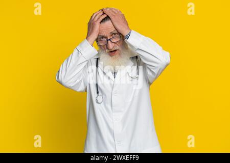 Der alte Mann fühlt Hoffnungslosigkeit und Einsamkeit, Nervenzusammenbruch, Verlierer, Unglücksverlust, Misserfolge, Misserfolge. Apotheke-Großvater isoliert auf gelbem Hintergrund Stockfoto