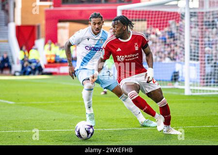 The City Ground, Nottingham, Großbritannien. 30. März 2024. Premier League Football, Nottingham Forest gegen Crystal Palace; Anthony Elanga aus Nottingham Forest dreht sich unter Druck auf den Ball Credit: Action Plus Sports/Alamy Live News Stockfoto