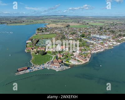 Das West Sussex Dorf Bosham von oben. Blick auf die gesamte Halbinsel und das Dorf vom südlichsten Punkt. Felder und Hügel dahinter. Stockfoto