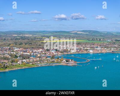 Hampshire Stadt Emsworth von oben. Blick nach Osten entlang der Küste. Ackerland und Hügel jenseits der Stadt. Stockfoto