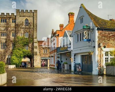 Castle Bow ist ein denkmalgeschütztes Gebäude und bildete ursprünglich das östliche Tor zu den Stadtteilen von Taunton Castle. 1685 nutzte der Duke of Monmouth das c Stockfoto