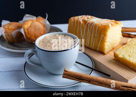 Frühstücksszene im Café Stockfoto