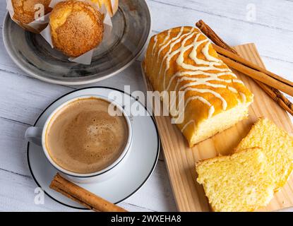 Frühstücksszene im Café Stockfoto