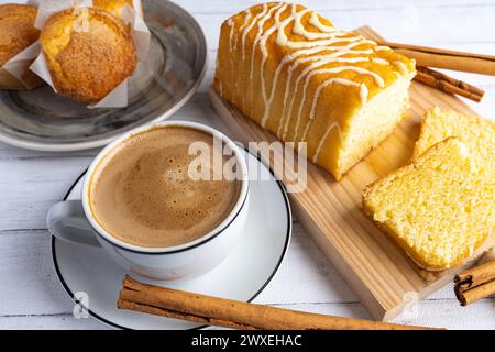 Frühstücksszene im Café Stockfoto