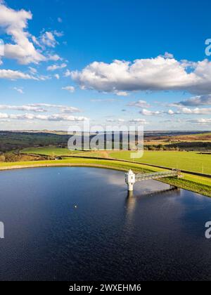 Blick aus der Vogelperspektive über das Weecher Reservoir, ein Gewässer, das von Yorkshire Water betrieben wird, und die umliegende Landschaft von Yorkshire an einem sonnigen Tag. Stockfoto