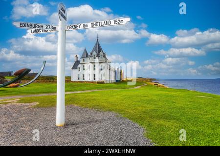 Das John O'Groats-Schild während des Sommers sonnige Tage mit verstreuten Wolken, Schottland, Großbritannien Stockfoto