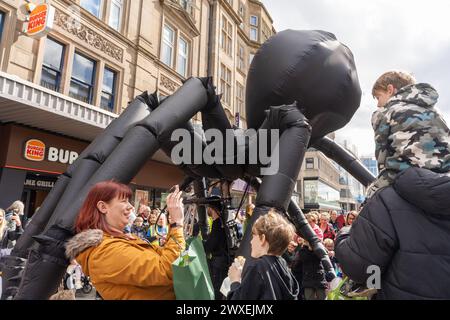 Newcastle upon Tyne, Großbritannien. 30. März 2024. Beasts on the Street, Puppenspiele in der Northumberland Street in der Stadt, während das Newcastle Puppetry Festival eröffnet wird. Das Festival findet bis zum 7. April statt. Arachnobot die Riesenspinne von Tim Davies Design. Quelle: Hazel Plater/Alamy Live News Stockfoto