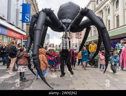Newcastle upon Tyne, Großbritannien. 30. März 2024. Beasts on the Street, Puppenspiele in der Northumberland Street in der Stadt, während das Newcastle Puppetry Festival eröffnet wird. Das Festival findet bis zum 7. April statt. Arachnobot die Riesenspinne von Tim Davies Design. Quelle: Hazel Plater/Alamy Live News Stockfoto