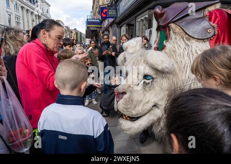 Newcastle upon Tyne, Großbritannien. 30. März 2024. Beasts on the Street, Puppenspiele in der Northumberland Street in der Stadt, während das Newcastle Puppetry Festival eröffnet wird. Das Festival findet bis zum 7. April statt. -- im Bild: Die Schneelöwen-Marionette von Kreatur-Begegnungen. Quelle: Hazel Plater/Alamy Live News Stockfoto