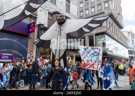 Newcastle upon Tyne, Großbritannien. 30. März 2024. Beasts on the Street, Puppenspiele in der Northumberland Street in der Stadt, während das Newcastle Puppetry Festival eröffnet wird. Das Festival findet bis zum 7. April statt. -- im Bild: Ein Schwung der Schwalbenpuppen von Einem Vogel im Handtheater. Quelle: Hazel Plater/Alamy Live News Stockfoto