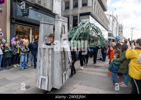 Newcastle upon Tyne, Großbritannien. 30. März 2024. Beasts on the Street, Puppenspiele in der Northumberland Street in der Stadt, während das Newcastle Puppetry Festival eröffnet wird. Das Festival findet bis zum 7. April statt. -- im Bild: Die Tyne Bridge - Teil der City of Kittiwakes Parade. Quelle: Hazel Plater/Alamy Live News Stockfoto