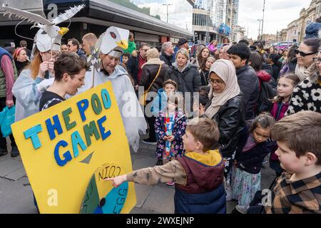 Newcastle upon Tyne, Großbritannien. 30. März 2024. Beasts on the Street, Puppenspiele in der Northumberland Street in der Stadt, während das Newcastle Puppetry Festival eröffnet wird. Das Festival findet bis zum 7. April statt. -- im Bild: City of Kittiwakes Parade. Quelle: Hazel Plater/Alamy Live News Stockfoto