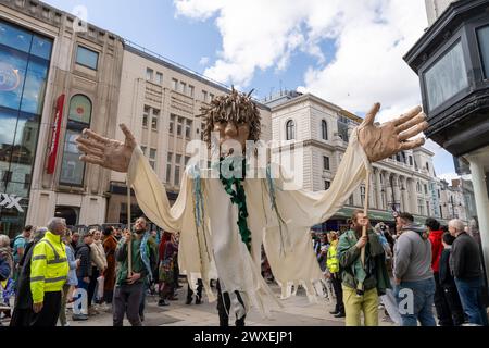 Newcastle upon Tyne, Großbritannien. 30. März 2024. Beasts on the Street, Puppenspiele in der Northumberland Street in der Stadt, während das Newcastle Puppetry Festival eröffnet wird. Das Festival findet bis zum 7. April statt. -- im Bild: City of Kittiwakes Parade. Quelle: Hazel Plater/Alamy Live News Stockfoto