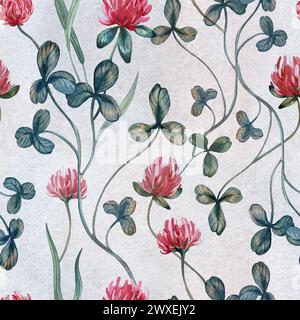 Nahtloses Blumenmuster mit rosafarbenen Kleeblättern, Blättern und Gras. Handgemalt mit Aquarellen Stockfoto