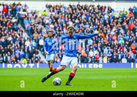 Glasgow, Großbritannien. 30. März 2024. Die Rangers spielen Hibernian im Ibrox Stadium in Glasgow, Schottland, Großbritannien in einem Spiel der schottischen Premiership. Die Rangers sind derzeit Zweiter in der Liga und ein Sieg würde sie an die Spitze bringen, vor ihren engsten Konkurrenten, Celtic. Hibernian, der derzeit 6. Platz sitzt, braucht Punkte, um diese Position vor der saisonalen Trennung in ein paar Wochen zu halten. Quelle: Findlay/Alamy Live News Stockfoto