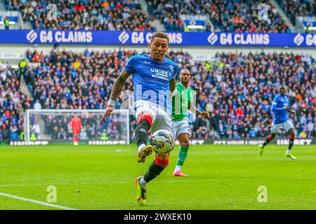 Glasgow, Großbritannien. 30. März 2024. Die Rangers spielen Hibernian im Ibrox Stadium in Glasgow, Schottland, Großbritannien in einem Spiel der schottischen Premiership. Die Rangers sind derzeit Zweiter in der Liga und ein Sieg würde sie an die Spitze bringen, vor ihren engsten Konkurrenten, Celtic. Hibernian, der derzeit 6. Platz sitzt, braucht Punkte, um diese Position vor der saisonalen Trennung in ein paar Wochen zu halten. Quelle: Findlay/Alamy Live News Stockfoto