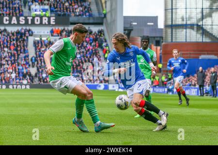 Glasgow, Großbritannien. 30. März 2024. Die Rangers spielen Hibernian im Ibrox Stadium in Glasgow, Schottland, Großbritannien in einem Spiel der schottischen Premiership. Die Rangers sind derzeit Zweiter in der Liga und ein Sieg würde sie an die Spitze bringen, vor ihren engsten Konkurrenten, Celtic. Hibernian, der derzeit 6. Platz sitzt, braucht Punkte, um diese Position vor der saisonalen Trennung in ein paar Wochen zu halten. Quelle: Findlay/Alamy Live News Stockfoto