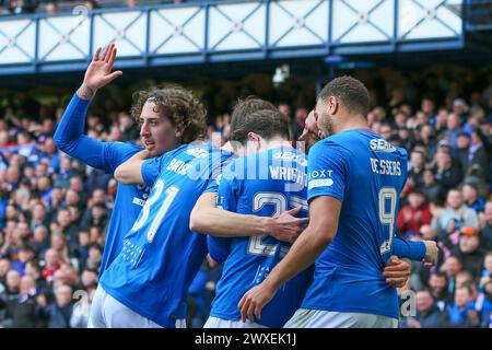 Glasgow, Großbritannien. 30. März 2024. Die Rangers spielen Hibernian im Ibrox Stadium in Glasgow, Schottland, Großbritannien in einem Spiel der schottischen Premiership. Die Rangers sind derzeit Zweiter in der Liga und ein Sieg würde sie an die Spitze bringen, vor ihren engsten Konkurrenten, Celtic. Hibernian, der derzeit 6. Platz sitzt, braucht Punkte, um diese Position vor der saisonalen Trennung in ein paar Wochen zu halten. Quelle: Findlay/Alamy Live News Stockfoto