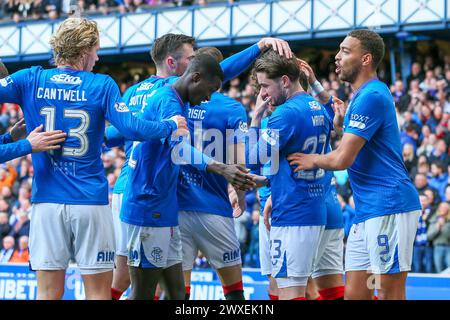Glasgow, Großbritannien. 30. März 2024. Die Rangers spielen Hibernian im Ibrox Stadium in Glasgow, Schottland, Großbritannien in einem Spiel der schottischen Premiership. Die Rangers sind derzeit Zweiter in der Liga und ein Sieg würde sie an die Spitze bringen, vor ihren engsten Konkurrenten, Celtic. Hibernian, der derzeit 6. Platz sitzt, braucht Punkte, um diese Position vor der saisonalen Trennung in ein paar Wochen zu halten. Quelle: Findlay/Alamy Live News Stockfoto