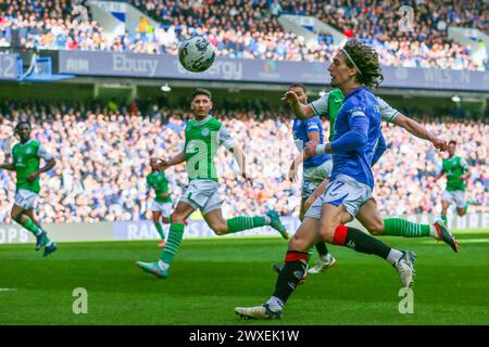 Glasgow, Großbritannien. 30. März 2024. Die Rangers spielen Hibernian im Ibrox Stadium in Glasgow, Schottland, Großbritannien in einem Spiel der schottischen Premiership. Die Rangers sind derzeit Zweiter in der Liga und ein Sieg würde sie an die Spitze bringen, vor ihren engsten Konkurrenten, Celtic. Hibernian, der derzeit 6. Platz sitzt, braucht Punkte, um diese Position vor der saisonalen Trennung in ein paar Wochen zu halten. Quelle: Findlay/Alamy Live News Stockfoto