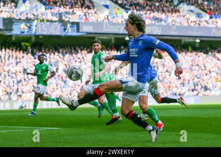 Glasgow, Großbritannien. 30. März 2024. Die Rangers spielen Hibernian im Ibrox Stadium in Glasgow, Schottland, Großbritannien in einem Spiel der schottischen Premiership. Die Rangers sind derzeit Zweiter in der Liga und ein Sieg würde sie an die Spitze bringen, vor ihren engsten Konkurrenten, Celtic. Hibernian, der derzeit 6. Platz sitzt, braucht Punkte, um diese Position vor der saisonalen Trennung in ein paar Wochen zu halten. Quelle: Findlay/Alamy Live News Stockfoto
