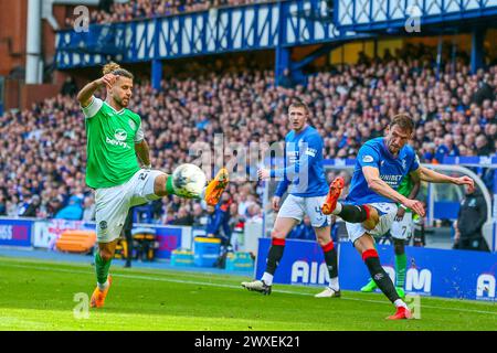 Glasgow, Großbritannien. 30. März 2024. Die Rangers spielen Hibernian im Ibrox Stadium in Glasgow, Schottland, Großbritannien in einem Spiel der schottischen Premiership. Die Rangers sind derzeit Zweiter in der Liga und ein Sieg würde sie an die Spitze bringen, vor ihren engsten Konkurrenten, Celtic. Hibernian, der derzeit 6. Platz sitzt, braucht Punkte, um diese Position vor der saisonalen Trennung in ein paar Wochen zu halten. Quelle: Findlay/Alamy Live News Stockfoto