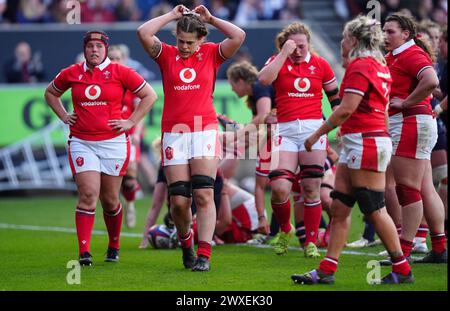 Natalia John (Mitte) sieht niedergeschlagen aus, nachdem England beim Guinness Women's Six Nations-Spiel in Ashton Gate in Bristol ihren siebten Versuch erzielte. Bilddatum: Samstag, 30. März 2024. Stockfoto