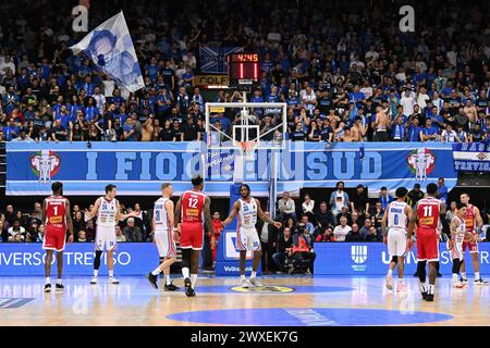 Treviso, Italien. 30. März 2024. Spielaktionen und Spielbilder während des BASKETBALLS - ITALIENISCHE SERIE A Spiel zwischen Nutribullet Treviso Basket und Carpegna Prosciutto Pesaro in Palaverde in Villorba, Italien am Â 30. März 2024 während des Spiels Nutribullet Treviso Basket gegen Carpegna Prosciutto Pesaro, italienische Basketball Serie A in Treviso, Italien, März 30 2024 Credit: Independent Photo Agency/Alamy Live News Stockfoto