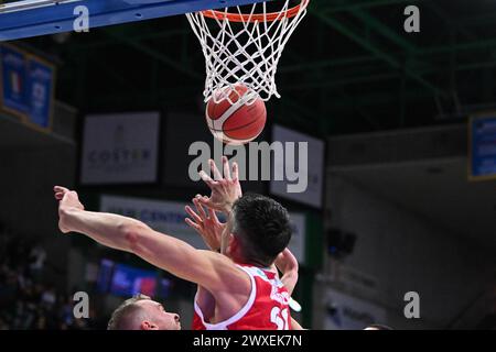 Treviso, Italien. 30. März 2024. Spielaktionen und Spielbilder während des BASKETBALLS - ITALIENISCHE SERIE A Spiel zwischen Nutribullet Treviso Basket und Carpegna Prosciutto Pesaro in Palaverde in Villorba, Italien am Â 30. März 2024 während des Spiels Nutribullet Treviso Basket gegen Carpegna Prosciutto Pesaro, italienische Basketball Serie A in Treviso, Italien, März 30 2024 Credit: Independent Photo Agency/Alamy Live News Stockfoto