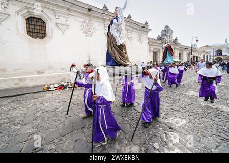 Antigua, Guatemala. März 2024. Katholische Pönitenten tragen Statuen der Jungfrau Maria bei der Karfreitagsprozession La Merced während der Semana Santa, 29. März 2024 in Antigua, Guatemala. Die opulenten Prozessionen, detailgetreuen Alfombras und jahrhundertealten Traditionen ziehen mehr als 1 Million Menschen in die alte Hauptstadt. Quelle: Richard Ellis/Richard Ellis/Alamy Live News Stockfoto