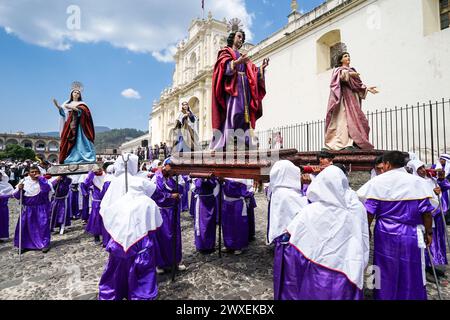 Antigua, Guatemala. März 2024. Katholische Pönitenten tragen Statuen katholischer Heiliger bei der Karfreitagsprozession La Merced während der Semana Santa, 29. März 2024 in Antigua, Guatemala. Die opulenten Prozessionen, detailgetreuen Alfombras und jahrhundertealten Traditionen ziehen mehr als 1 Million Menschen in die alte Hauptstadt. Quelle: Richard Ellis/Richard Ellis/Alamy Live News Stockfoto